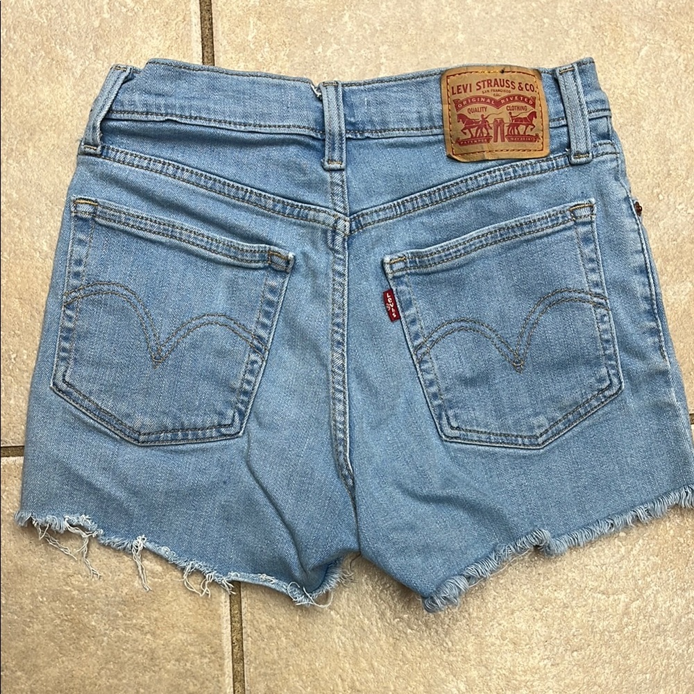 Levi’s High Rise Shorts - Picture 2 of 2